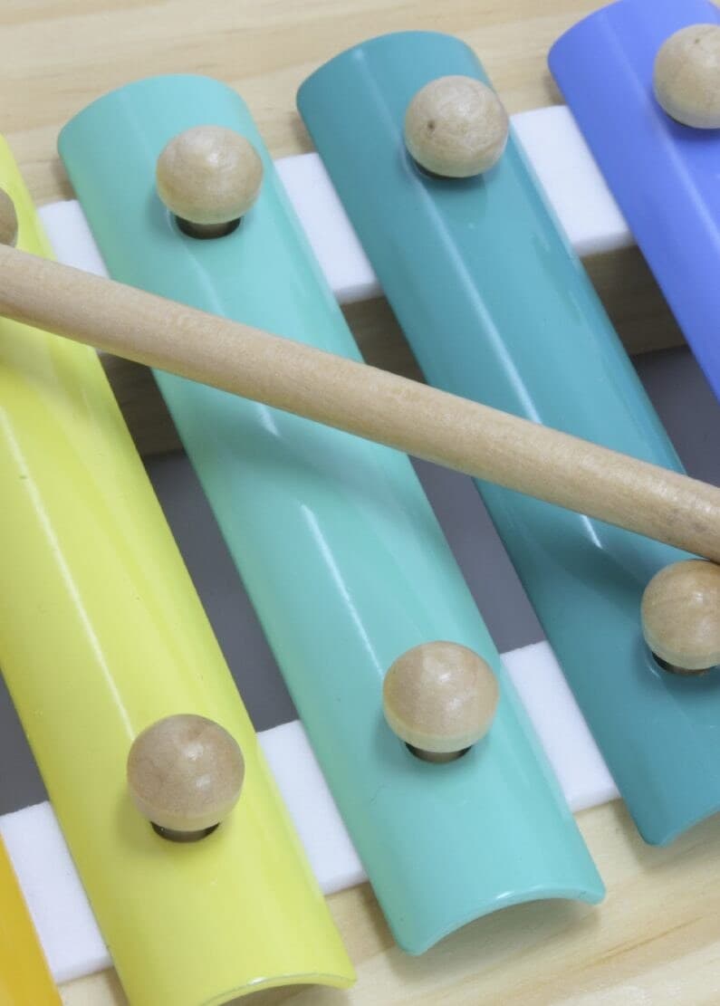 Buntes Glockenspiel mit Klangstäben und Schlägel