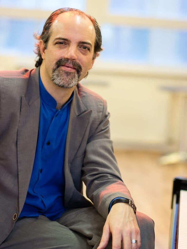 Porträt von Javier Tucat Moreno, sitzend am Flügel
