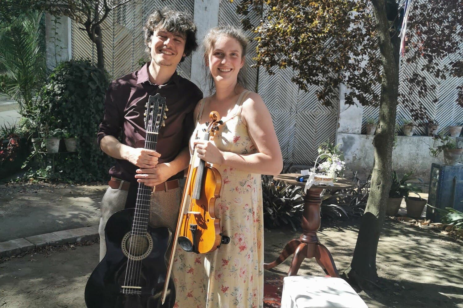 Magdalena Rogaczewska mit Violine und João Neves mit Gitarre bei einem Auftritt im Freien